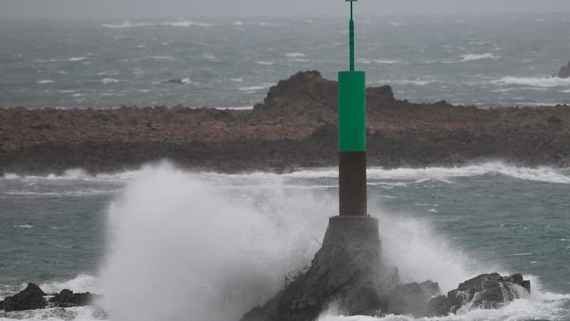 La Manche en vigilance rouge et des rafales jusqu'à 160km/h: à quoi s'attendre avec le passage de la tempête Goretti?