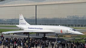 Les gens se rassemblent devant l'avion supersonique Concorde MSN1, le 14 mars 2014, alors qu'il est transféré au musée de l'aviation Aeroscopia à Blagnac, dans le sud-ouest de la France.