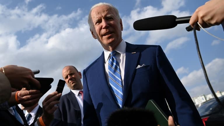 Joe Biden s'adresse aux médias avant de monter à bord d'Air Force One à l'aéroport international de Des Moines à Des Moines, Iowa, le 12 avril 2022