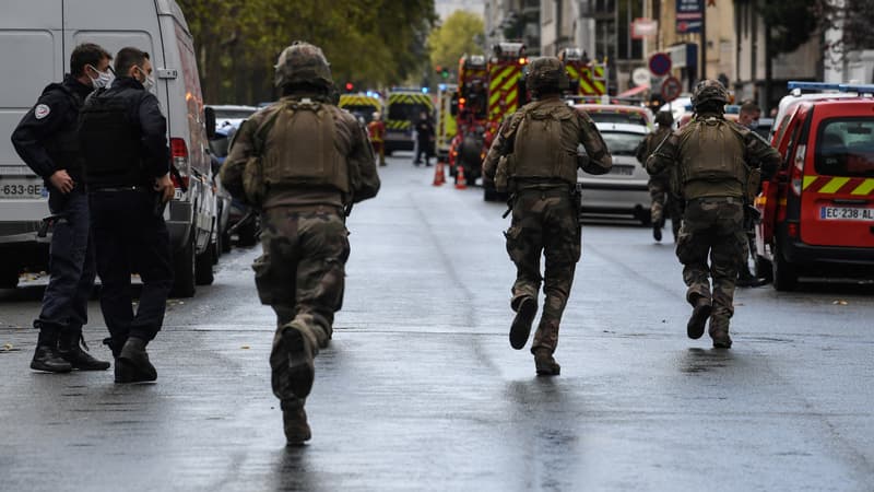 Regarder la vidéo Attaque au hachoir devant les ex-locaux de Charlie Hebdo: le procès s’ouvre ce lundi