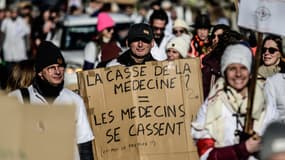 Des médecins manifestent à Pau, en France, le 5 janvier 2026 (photo d'illustration).