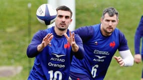 Thomas Ramos avec le numéro 10 pendant un entraînement du XV de France, mars 2024