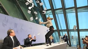 Une femme s'est ruée mercredi sur Mario Draghi lors d'une conférence de presse du président de la BCE à Francfort. 