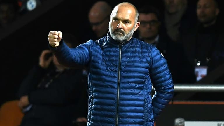 L'entraîneur stéphanois Pascal Dupraz alors que son équipe mène à Lorient avant son effondrement, le 8 avril 2022 au Moustoir