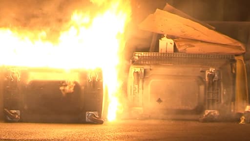 Incendie de poubelles, échanges de tirs de cailloux et de flashball, la situation était tendue vendredi soir à Trappes, entre forces de l'ordre et jeunes.
