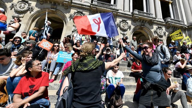 La "fête à Macron" bat son plein samedi, place de l'Opéra à Paris.