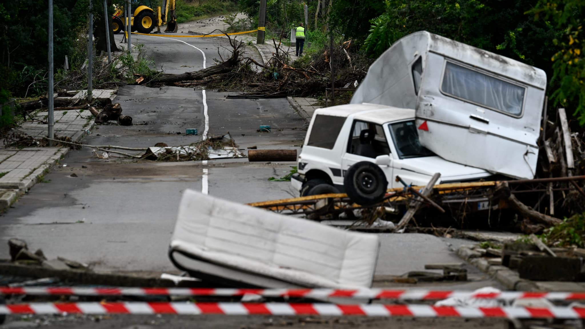Les débris d'une voiture et d'une caravane gisent dans une rue de Tsarevo le 6 septembre 2023 après les inondations survenues sur la côte bulgare de la mer Noire.