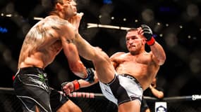 Michael Chandler (de face) met KO Tony Ferguson d'un front kick à l'UFC 274 en mai 2022 