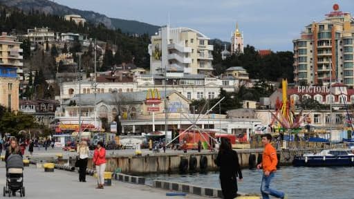 La Crimée, ici la ville de Yalta, devrait adopter le rouble en avril.