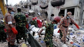 Le bilan de l'effondrement de l'immeuble Rana Plaza d'ateliers textiles le 24 avril près de Dacca au Bangladesh dépasse le millier de morts et des cadavres sont probablement encore enfouis sous les décombres. /Photo prise le 5 mai 2013/REUTERS