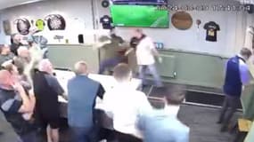 Adam Smith-Neale frappant un adversaire le 9 mars 2024 lors d'un tournoi de fléchettes