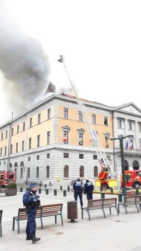 Spectaculaire incendie à la mairie d'Annecy - Témoins BFMTV