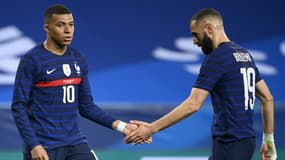 Kylian Mbappé et Karim Benzema avec l'équipe de France contre le pays de Galles en amical le 2 juin 2021 à Nice