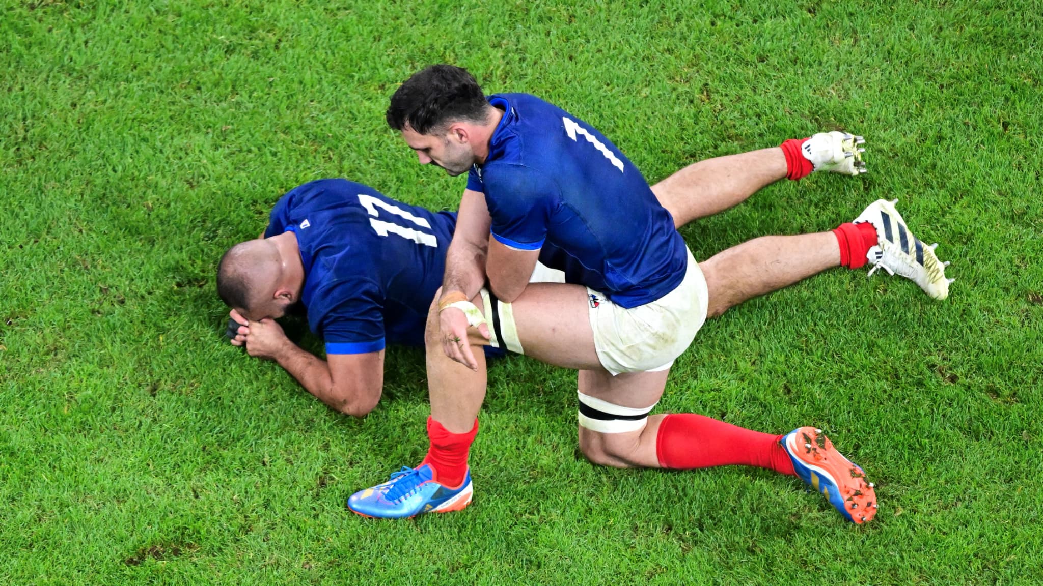 Reda Wardi et Charles Ollivon après l'élimination des Bleus en quart de finale de la Coupe du monde de rugby, 15 octobre 2023 Reda Wardi et Charles Ollivon après l'élimination des Bleus en quart de finale de la Coupe du monde de rugby, 15 octobre 2023