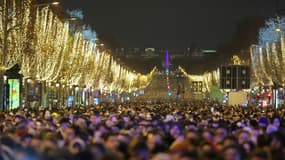 Des milliers de personnes se rassemblent sur l'avenue des Champs-Élysées pour célébrer la nouvelle année, au centre de Paris, le 31 décembre 2024.
