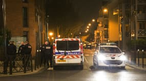 Des policiers à Argenteuil, le 25 mars 2016, lors de la perquisition de la planque de Reda Kriket. 