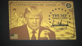 Une carte dorée Trump trône dans le Bureau ovale de la Maison Blanche à Washington, DC (États-Unis), le 19 septembre 2025.