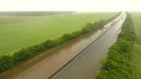 L'A10 submergée par la montée des eaux, le 1er juin