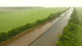 L'A10 submergée par la montée des eaux, le 1er juin