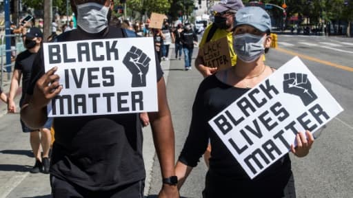 Des manifestants anti-racisme portant des masques de protection lors d'une marche à Los Angeles le 7 juin 2020