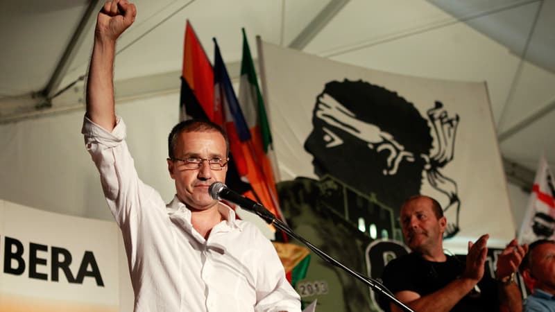 Jean-Guy Talamoni joint la parole au geste lors d'un discours à Corte, en 2013.