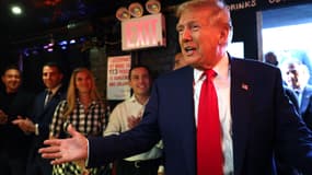 Donald Trump visite un bar sur le thème des cryptomonnaies appelé Pubkey dans le West Village le 18 septembre 2024 à New York.