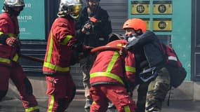 Une manifestante agresse un pompier lors de la manifestation du 1er mai 2022 à Paris