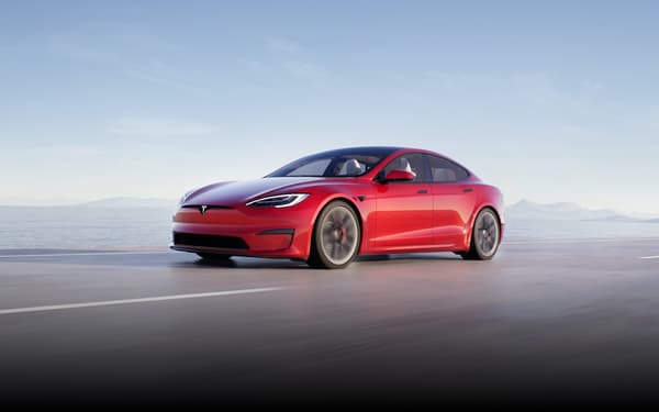 A l'extérieur, la Tesla Model S évolue peu dans son design.