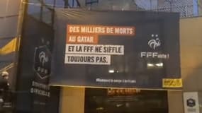 Une banderole a été affichée par des militants d'Amnesty International devant le siège de la FFF, mercredi 15 décembre 2021.