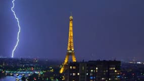 Des éclairs près de la Tour Eiffel, le 30 mai 2018 à Paris.