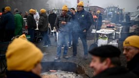 Des agriculteurs de la Coordination rurale bloquent l'autoroute A62 près d'Agen, dans le sud-ouest de la France, le 25 janvier 2024.