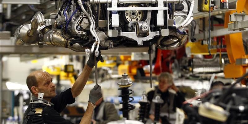Ouvriers dans une usine 