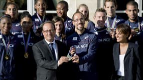 François Hollande, accompagné de Najat Vallaud-Belkacem à droite, s'est prêté à une photo de famille avec les athlètes français.