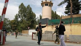 Forces de sécurité afghanes près du quartier général de la Force internationale d'assistance à la sécurité (Isaf) à Kaboul où un kamikaze a déclenché samedi sa charge explosive, faisant six morts parmi des civils. /Photo prise le 8 septembre 2012/REUTERS/