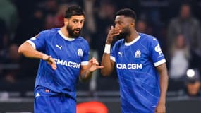 Les défenseur marseillais en pleine discussion lors d'un match en septembre 2023