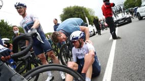 Chris Froome a goûté au bitume sur le Tour de France 2021