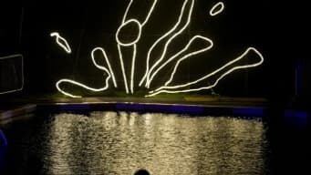 "Diver" ("Le plongeur") par l'artiste britannique Ron Haselden, une des 30 installations artistiques lumineuses qui célèbrent Londres "by night", pour sa première fête des Lumières, le 14 janvier 2016.