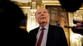 Le président des sénateurs centristes, Hervé Marseille, répond à la presse pendant les débats sur le projet de loi immigration au Sénat, le 7 novembre 2023 à Paris