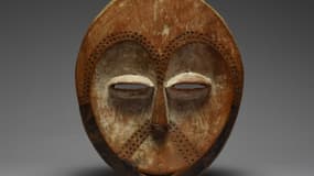 Un masque Kwele originaire du Gabon.