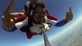 Parachutisme: le grand saut de 12 jeunes du Secours populaire