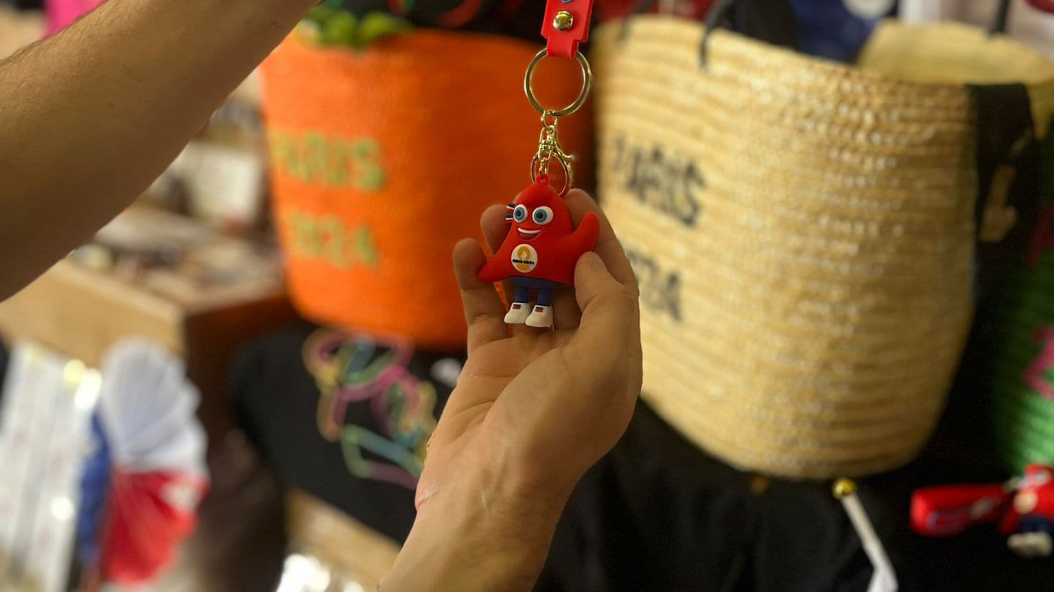 Un porte-clef contrefait de la mascotte des Jeux olympiques Un porte-clef contrefait de la mascotte des Jeux olympiques