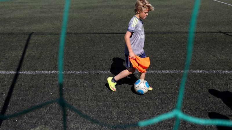 Un enfant joue au football sur du gazon artificiel en Croatie en avril 2016