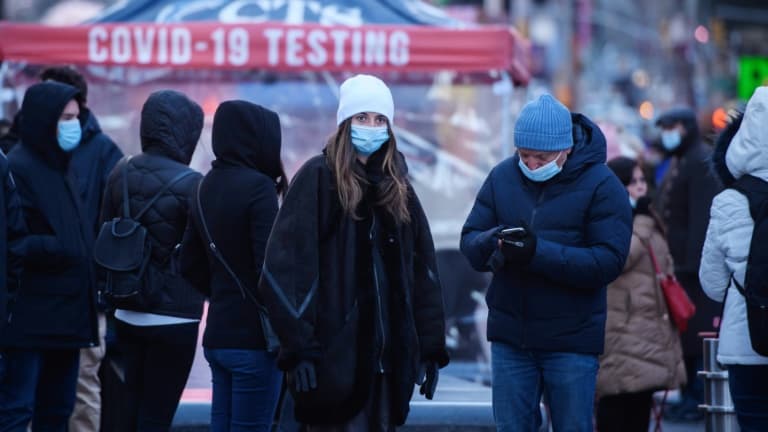 Des personnes font la queue à Time Square pour se faire dépister au Covid-19, le 20 décembre 2021 à New York