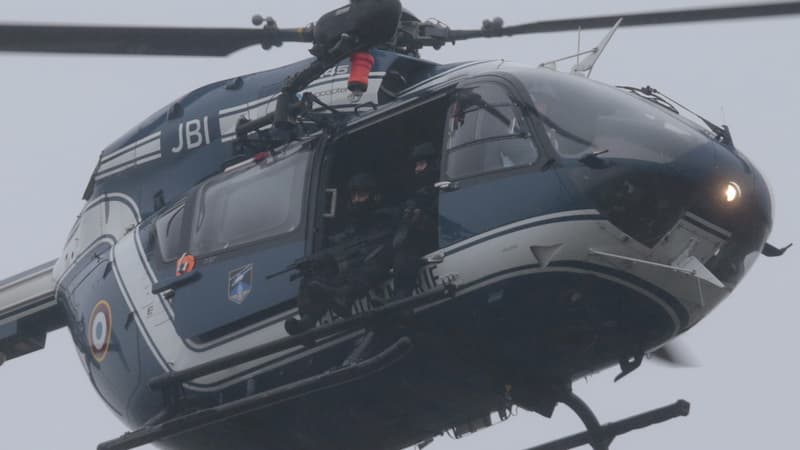 Un hélicoptère survole des maisons près de la zone où se sont réfugiés les frères Kouachi, à Dammartin.