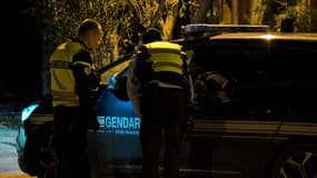 Des gendarmes à Taninges (Haute-Savoie) où ont été retrouvés trois enfants morts, le 12 novembre 2024.