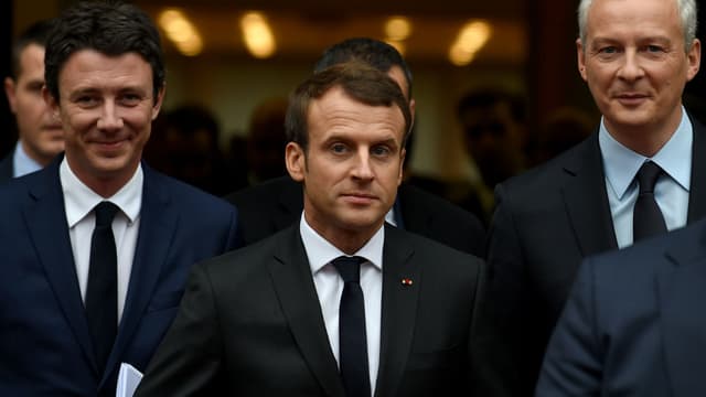 Le nouveau porte-parole du gouvernement Benjamin Griveaux (gauche), Emmanuel Macron et le ministre de l'Economie Bruno Le Maire (droite) à la sortie du ministère de l'Economie à Paris, le 21 novembre 2017