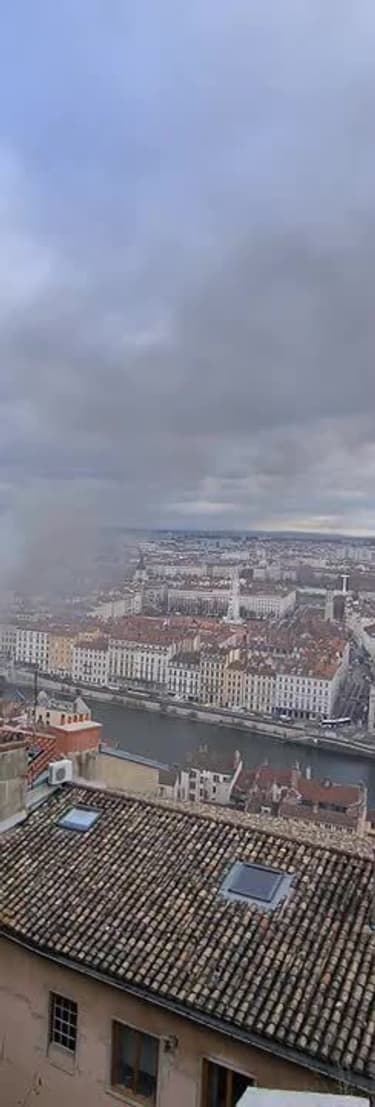 Lyon: un panache de fumée provoqué par un incendie dans le 5e arrondissement - Témoins BFMTV