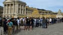 Des touristes font la queue pour visiter le  Château de Versailles, le 18 juin 2019