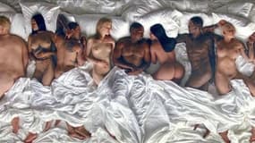 Le clip "Famous" de Kanye West avec plusieurs personnalitées nues et endormies dans un même lit.
