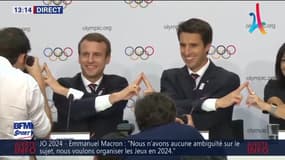Paris 2024 : Macron, Estanguet et Hidalgo font le signe de la Tour Eiffel
